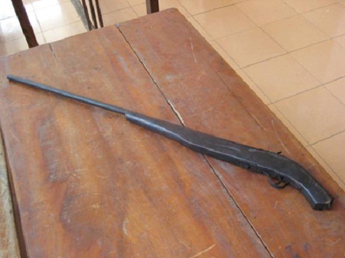 Dùng súng bắn chết cháu vì...giận vợ