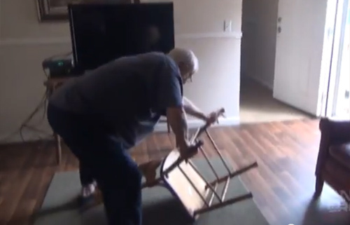 Chơi Flappy Bird quá khó, cụ ông đập phá đồ đạc