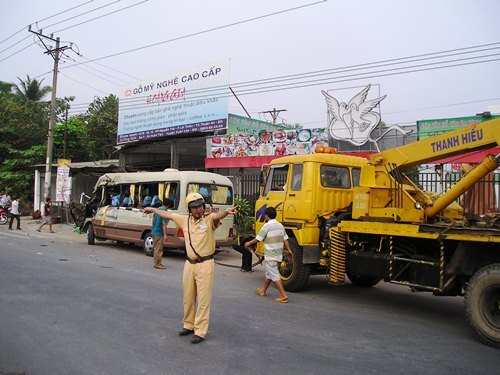 Bình Dương: Xe khách lao vào nhà dân, 13 người nhập viện