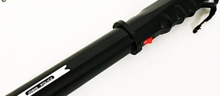 Nữ sinh lớp 12 bị công an dùng roi điện chích ngực