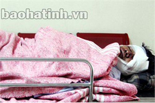 Xe khách tông container, 13 người thương vong