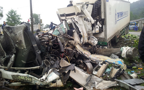 Lại tai nạn xe khách, 2 người chết, 11 người bị thương