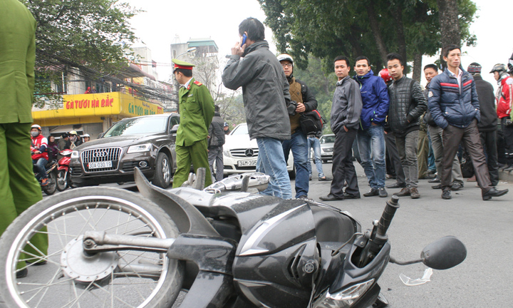  Tài xế quỳ rạp gối, khóc như trẻ con sau khi gây tai nạn