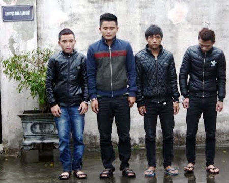 Mang thi thể đến nhà nghi phạm tổ chức đám tang