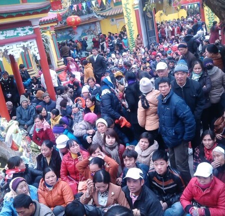 Mẫu The làm 2.000 mâm cỗ đãi khách thập phương