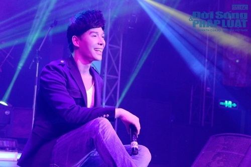 Khán giả la ó, phản đối khi Nathan Lee ngừng hát