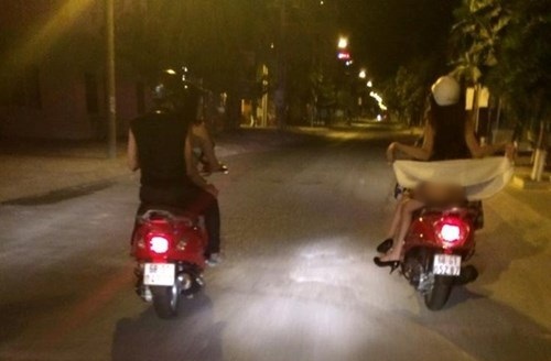 Nhức mắt thiếu nữ phóng xe tốc váy khoe thân giữa phố