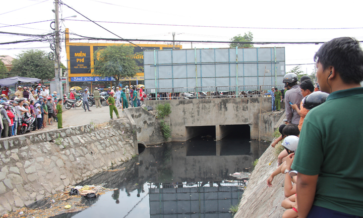 Phát hiện cánh tay người trôi dưới kênh ở Sài Gòn