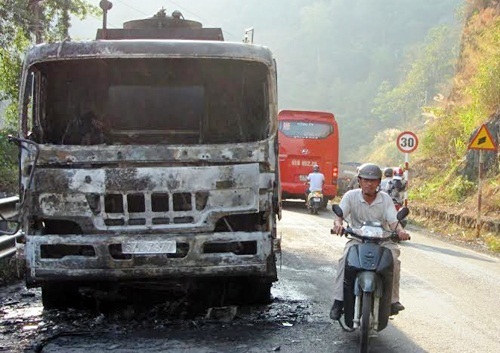 “Bà hỏa” ghé thăm xe bồn chở 32.000 lít xăng trên đèo Bảo Lộc