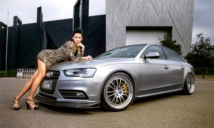 Audi A4 đọ sắc cùng người mẫu nóng bỏng