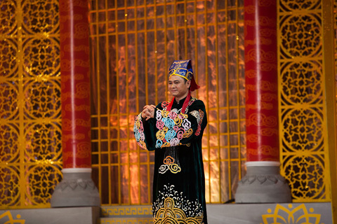 Clip: Tự Long bất ngờ hát ca khúc bị cắt trong Táo quân 2014