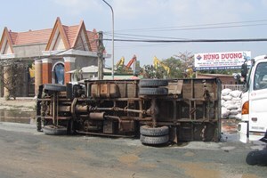 Không “hôi của”, người dân giúp tài xế bị lật xe gom hàng hóa