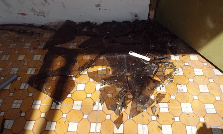 Nam thanh niên người Nga say rượu đập phá nhà dân