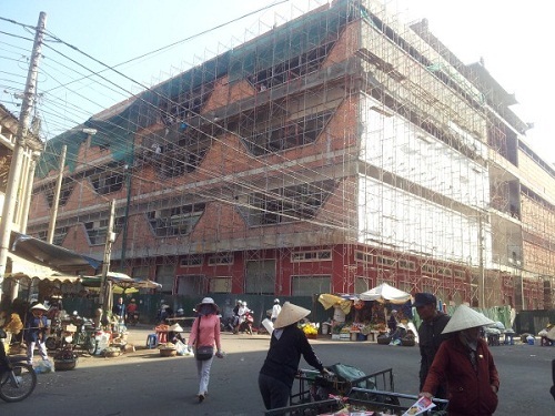 Tiểu thương kéo đến trụ sở tỉnh vì tiền thuê chợ quá cao