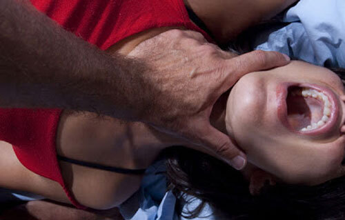 Nữ sinh bị cưỡng hiếp tập thể trước cổng trường