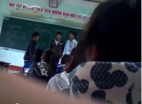 Clip thầy bị đánh trả ngay trên lớp vì tát học trò