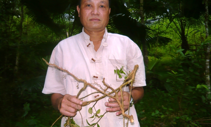 Hy hữu, gia đình nạn nhân đưa thi thể đến nhà nghi can bắt đền