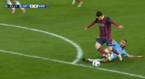 Video: Messi khiến Man City chết oan vì quả 11m 