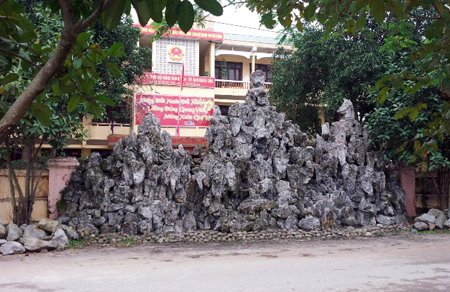 Hà Tĩnh: Bi hài “quan huyện” lập núi “trấn yểm” trước trụ sở UBND