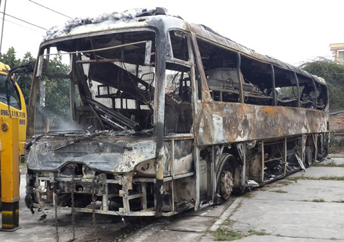 Xe khách giường nằm bốc cháy, 40 hành khách hoảng sợ