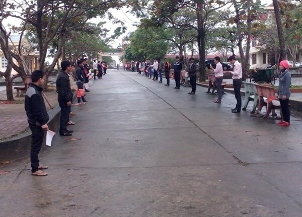 Bắt học sinh đứng dưới trời lạnh căm căm vẫy cờ đón Thứ trưởng