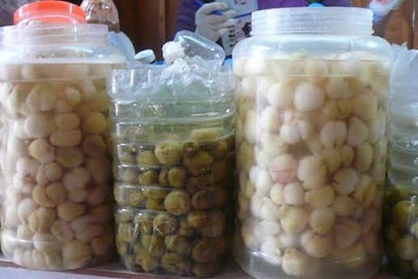 Hành muối  "siêu tốc " ngậm đầy hóa chất