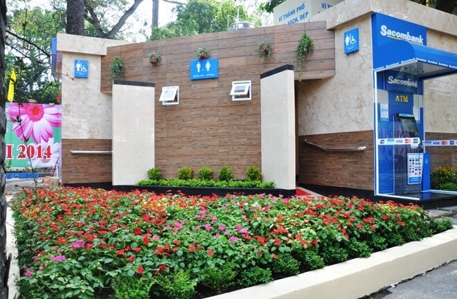 Nhà vệ sinh tiền tỷ thành nhà tắm công cộng giữa đường