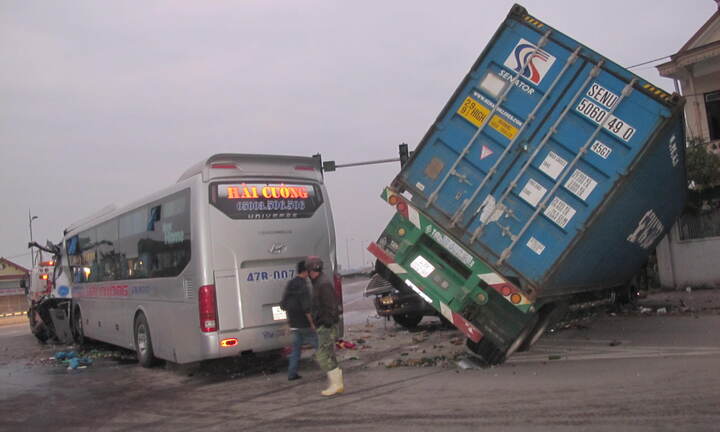 Xe khách đâm container, hàng chục người thương vong
