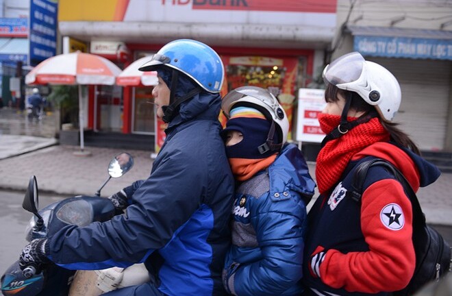 Bé trùm kín mít, co ro đến trường trong giá rét