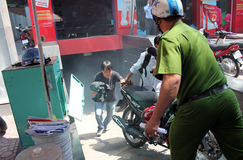 TP.HCM: Cháy rác, hàng trăm nhân viên ở cao ốc hoảng loạn