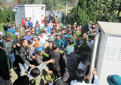 Hàng trăm người dân bao vây trụ sở xã đòi xử hai “cẩu tặc”