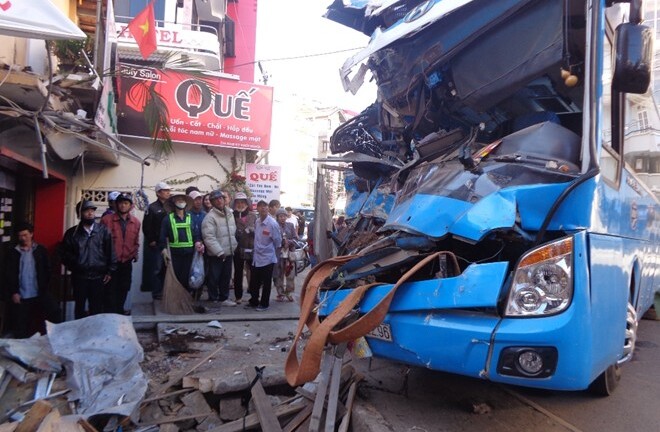 Xe khách 50 chỗ tông sập quán cà phê