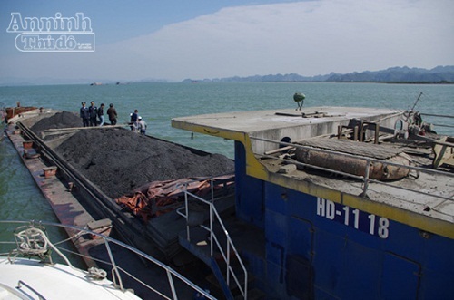 Liên tiếp bắt giữ tàu chở khoáng sản không rõ nguồn gốc