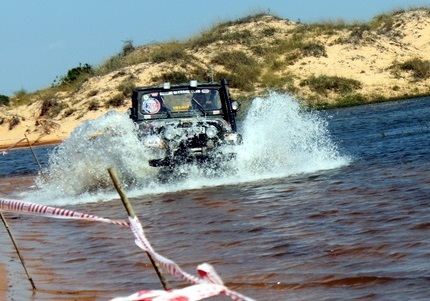 Video: Màn lội nước siêu kinh điển của “lính chiến” Offroad