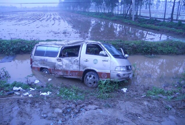 Hưng Yên: Xe đón dâu gặp nạn, hai người chết