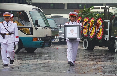 Clip: Cận cảnh tiễn đưa Thượng tướng Phạm Quý Ngọ về Thái Bình