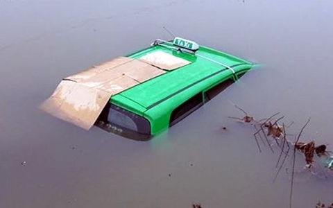 Hà Nội: Taxi chở 4 người chìm dưới sông