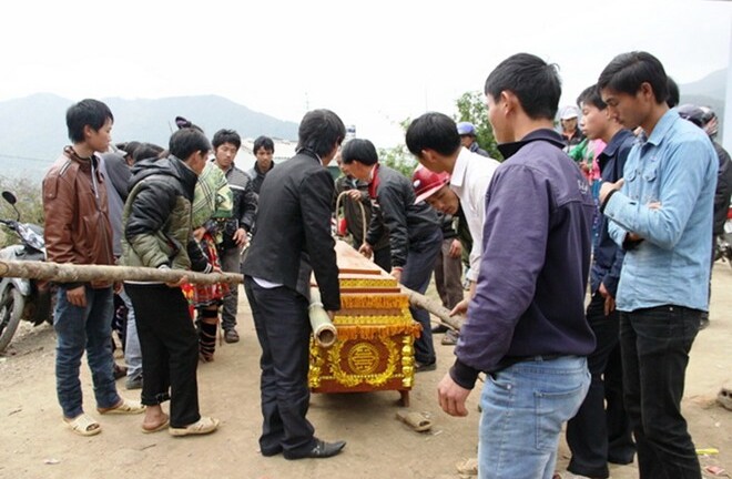 Hàng trăm người kêu khóc thảm thiết bên cầu treo bị sập