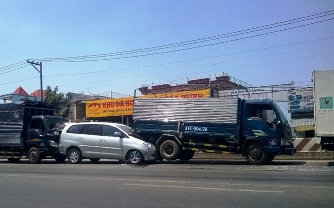 Tai nạn liên hoàn, ô tô 7 chỗ nhấc bổng xe tải