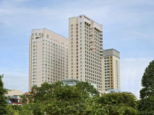 Rơi từ tầng 20 khách sạn Sheraton, một người nước ngoài tử vong