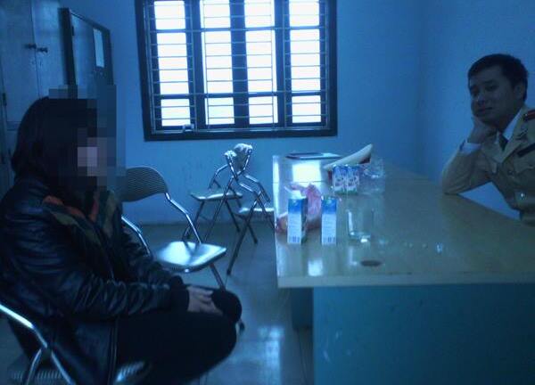 Cảnh sát kể chuyện cô gái lên thành cầu Vĩnh Tuy đòi tự tử