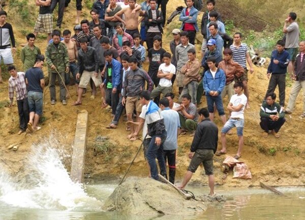 Rà cá vớt được 