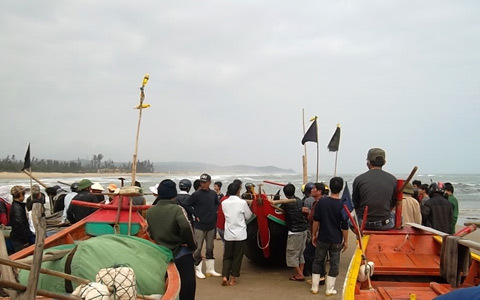 Phát hiện thi thể nam giới vướng vào lưới cá