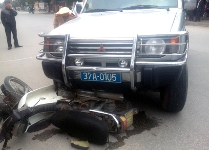 Xe biển xanh tông xe máy, 1 người bị thương nặng