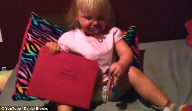 Bé gái 2 tuổi nhõng nhẽo đòi ôm iPad ngủ thay vì gấu bông