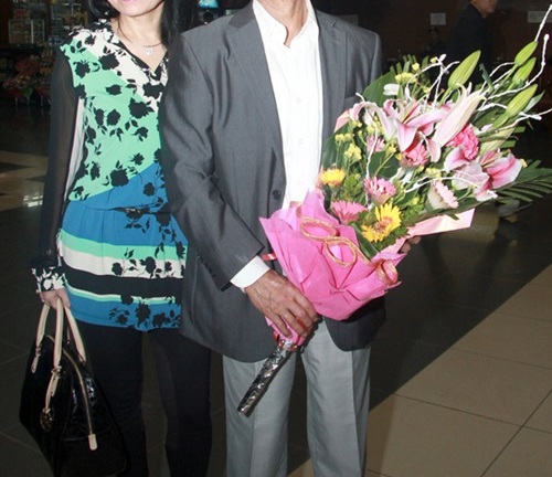 Chế Linh đưa vợ trẻ ra Hà Nội làm liveshow