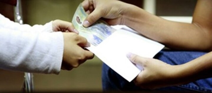 Nữ thẩm tra viên bị bắt quả tang nhận hối lộ