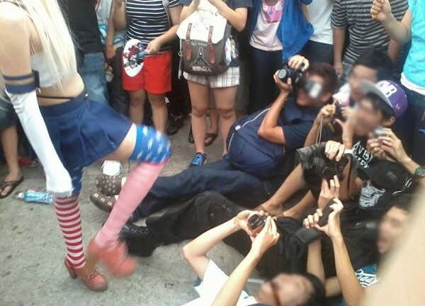 Tốc váy khoe mông chụp ảnh - trách cô gái hay trách đám đông?