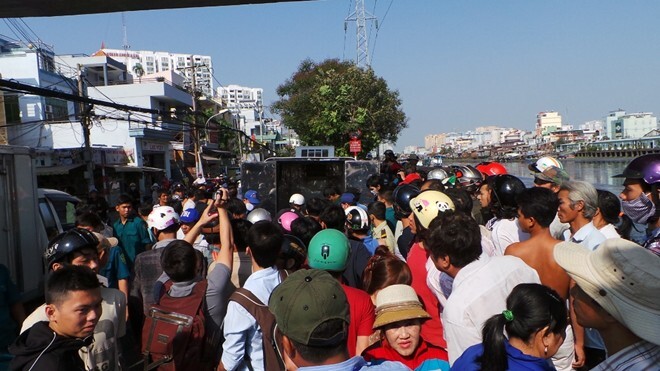 Hàng trăm người xem vớt xác dưới gầm cầu Kênh Tẻ