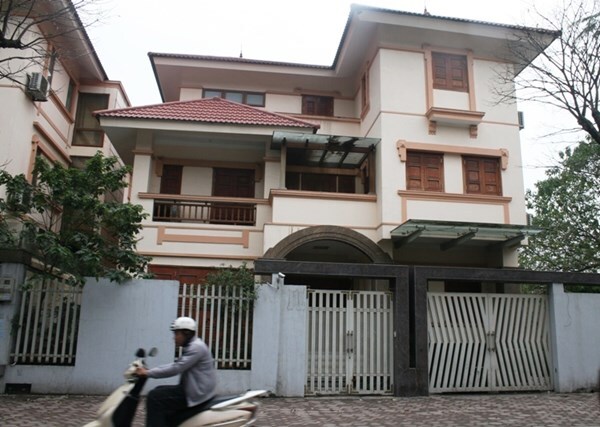 Biệt thự 20 tỷ bỏ hoang, đại gia đi đâu?